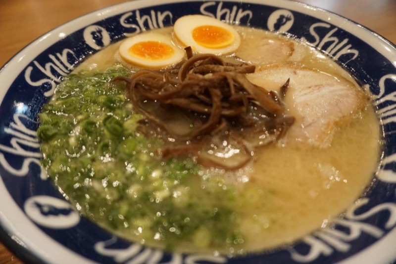 ShinShin 的博多純情らーめん（煮卵ラーメン）