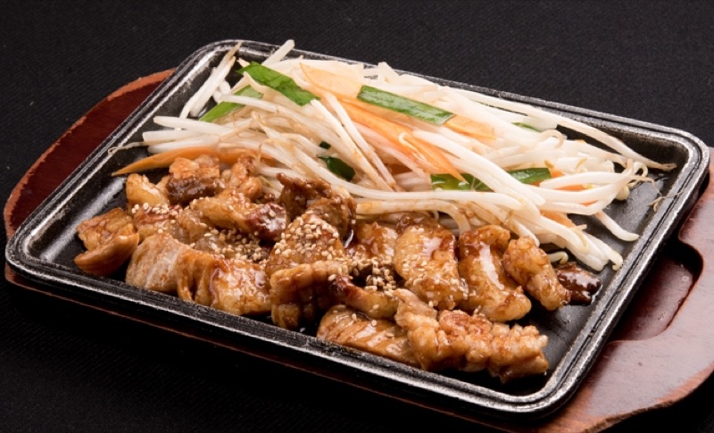 天神ホルモン 的味噌醬鐵板牛腸定食
