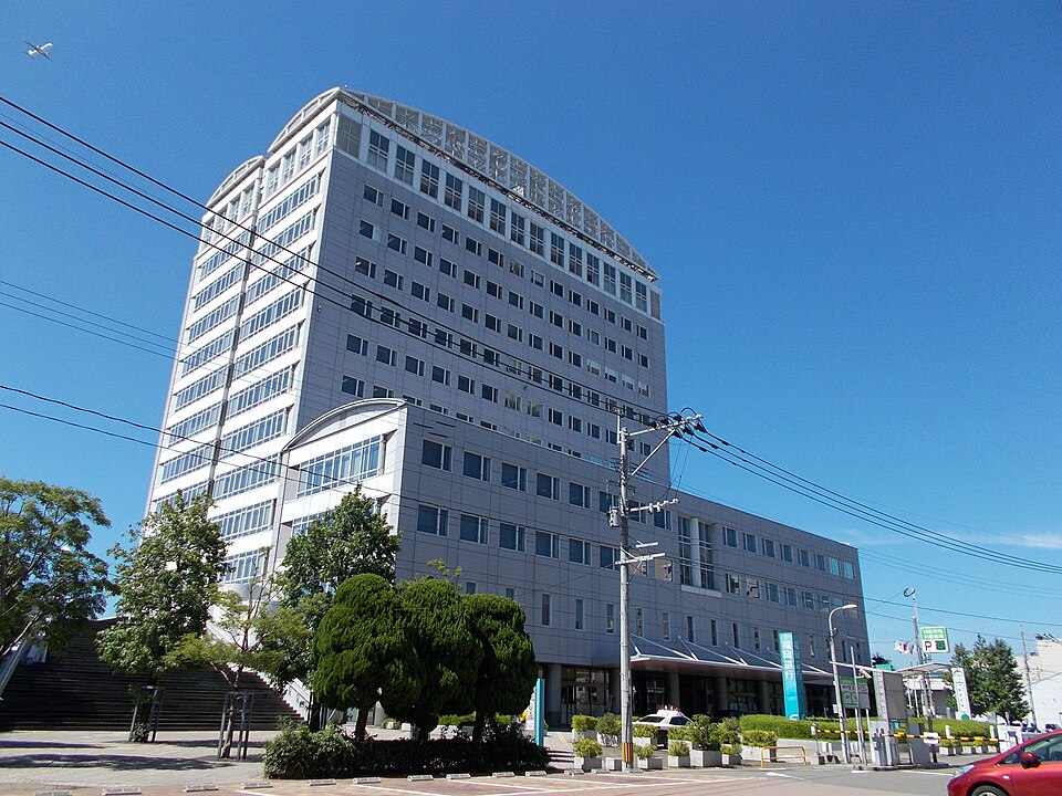 福岡市鮮魚市場 市場会館（長浜）外觀，弧形屋頂的大樓